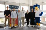 Freuen sich über die Kooperation (von links): Medizinstudent und Ruderer Paul Martin, Mirco Kreyenkamp und Ines Lenze vom Hochschulsport, Niklas Börger (CEO der Rhine-Ruhr 2025 FISU Games), Prorektorin Kornelia Freitag, Sina Diekmann (Chief Sports Officer) und Maskottchen Wanda