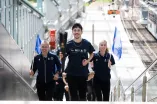 Die Fackel kommt an der U35-Haltestelle an