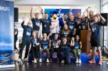 Teamfoto mit Maskottchen