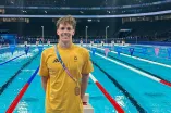 Der Schwimmer Cedric Büssing posiert im Schwimmstadion während der Olympischen Spiele in Paris