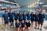 Die 12 Teilnehmenden der Deutschen Hochschulmeisterschaften im Schwimmen posieren zum Teamfoto im Schwimmbad am Beckenrand