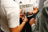 Pia Greiten präsentiert ihre Bronzemedaille von den Olympischen Spielen 2024