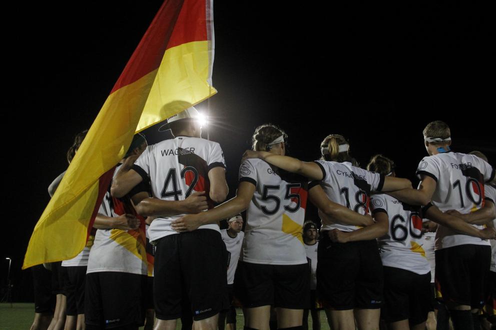 Das deutsche Team im Flutlicht vor dem Finale des Quadball Worldcup.