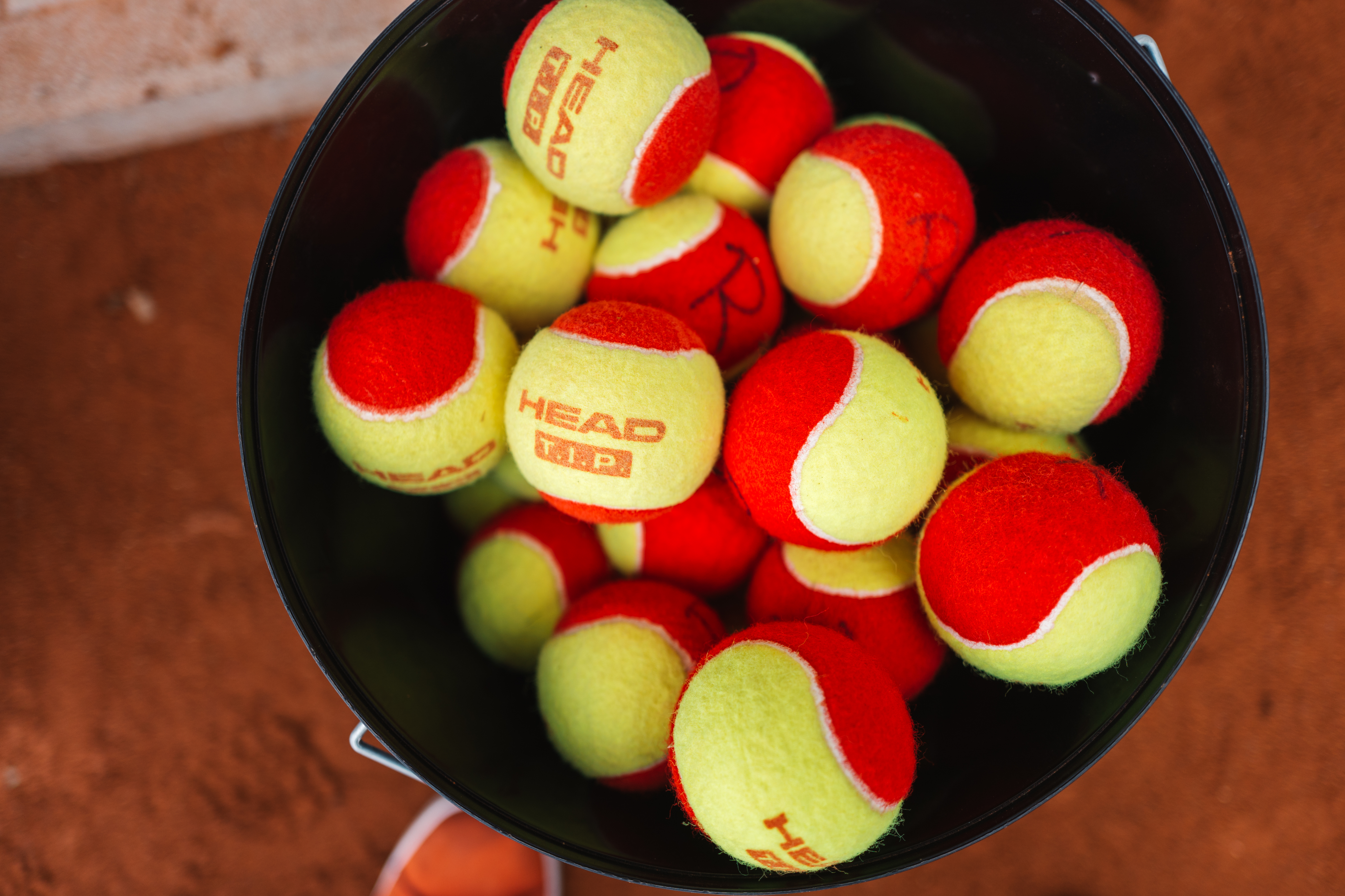 Ein Eimer voller Tennisbälle