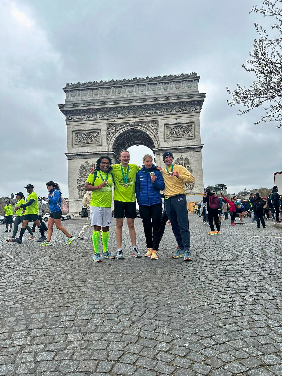 Hochschulsportteilnehmer*innen beim Parismarathon