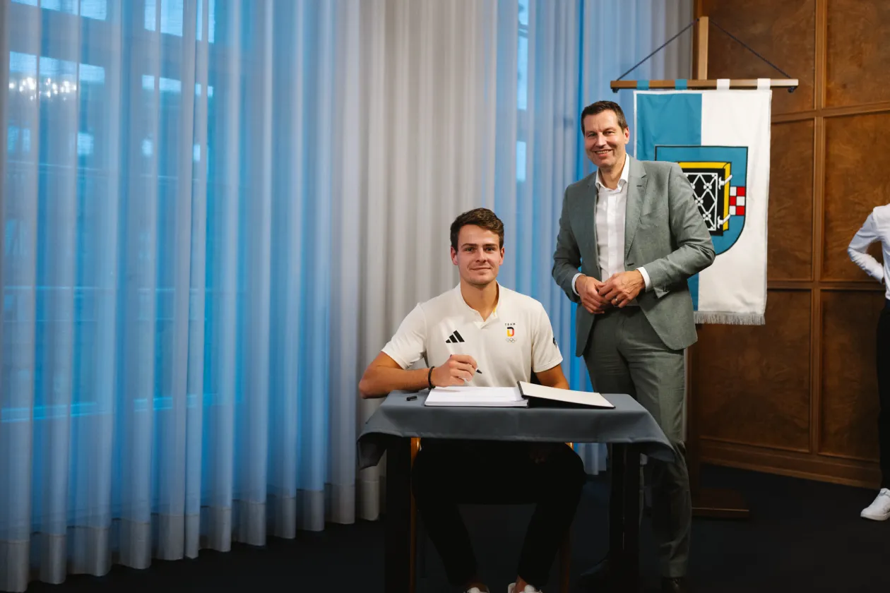 Jasper Angl mit Oberbürgermeister Thomas Eiskirch