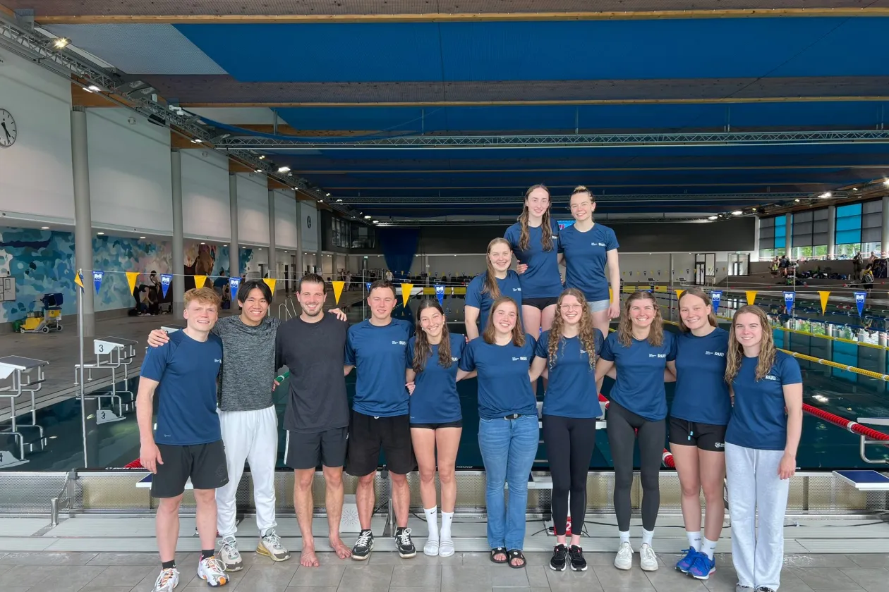 Das RUB-Schwimmteam der DHM 2025 steht vor dem Hallenbecken