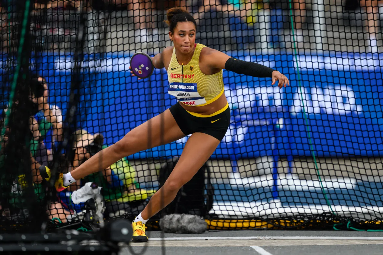 Joyce Oguama während der Diskusrotation