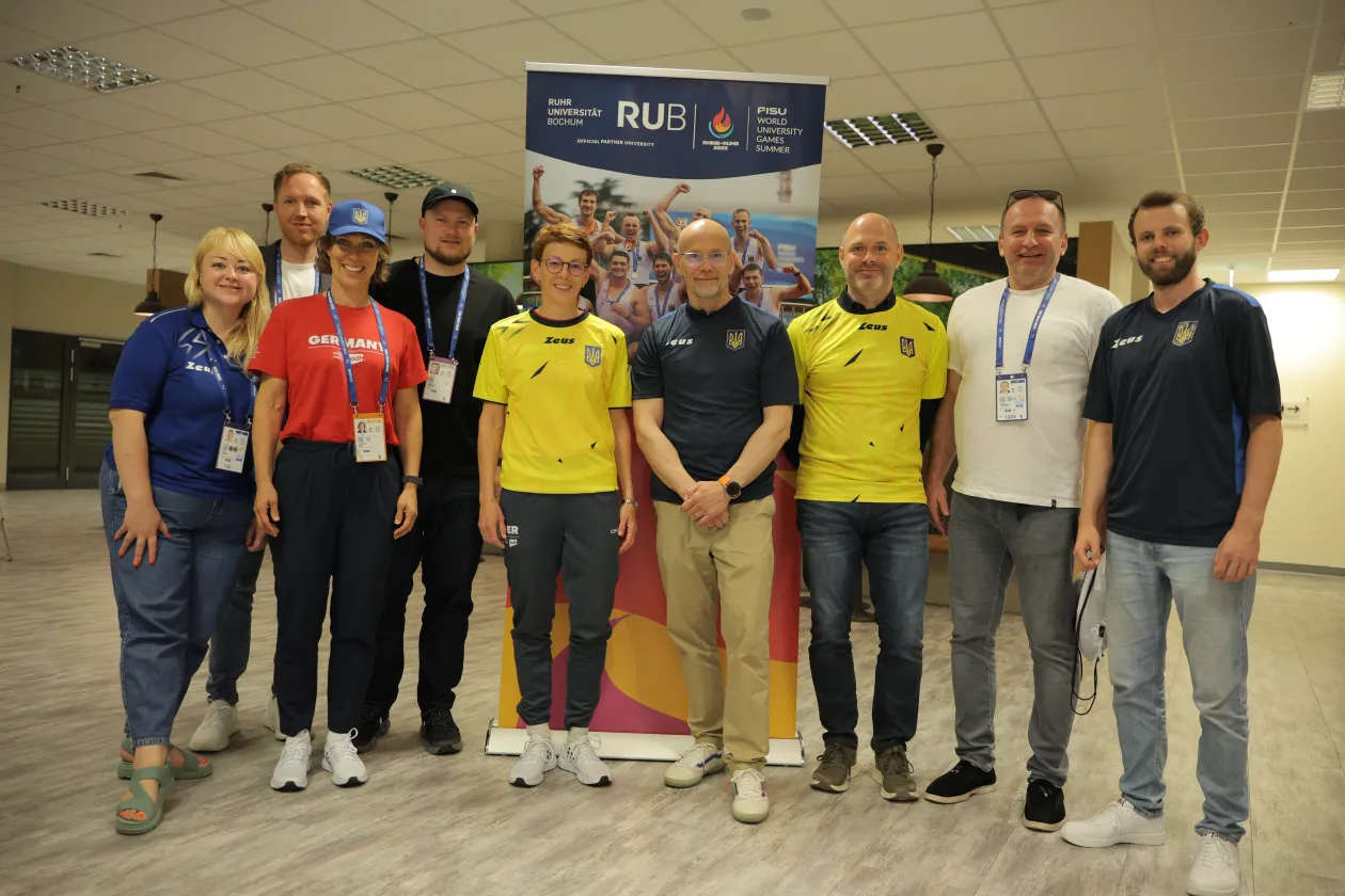 Vetreter vom Hochschulsport Bochum, dem adh und der ukrinischen Delegation posieren zusammen.