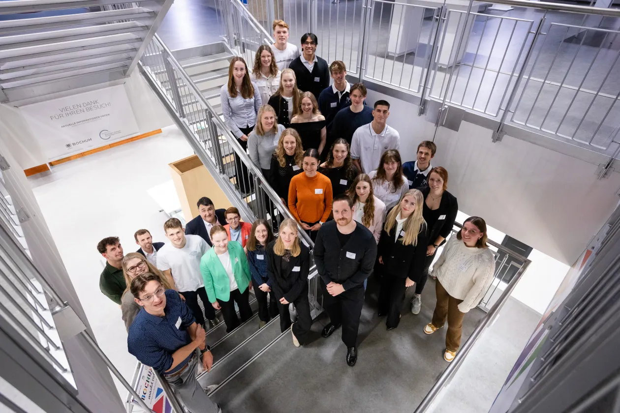 Alle geehrten Studierenden stehen für ein Gruppenbild im Treppenhaus des Stadtarchivs
