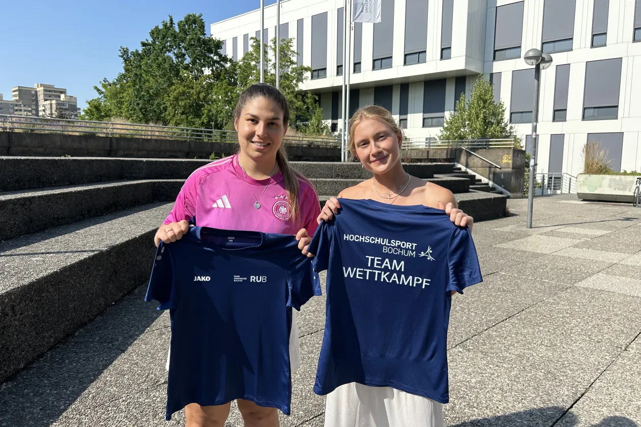 Celine Demirönal und Ilka Pallares Hönmann präsentieren zusammen das Trikot vom Hochschulsport Bochum