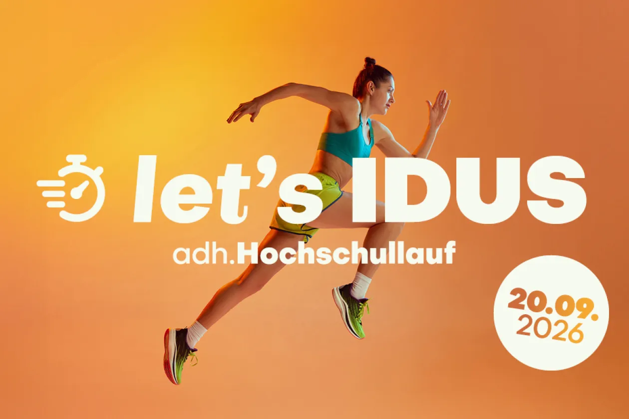 Eine Läuferin in ihrer Bewegung. Im Vordergrund das Logo "let's IDUS adh Hochschullauf"