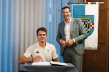 Jasper Angl mit dem Oberbürgermeister Thomas Eiskirch