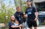 V.l. Lisa Clemens (Kampfrichterin Leichtathletik bei den FISU-Games und erste Sportstudentin im Rollstuhl), Arno Krombholz (Schwerpunktleitung Sportarten und Bewegungsfelder), Constantin Rutsch (3. Platz DM Stabhochsprung)
