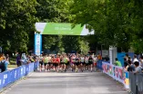 Die Läufer*innen des Straßenlaufs rennen aus dem Startbereich los.