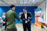 Der Rektor Martin Paul ehrt den Stabhochspringrt Constantin Rutsch.