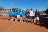 Die Spielerinnen und Spieler des Achtelfinals der DHM Tennis auf einem Tennisplatz.