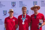 Die 3 Ruderer Sven Achterfeld, Kaspar Virnek&auml;s und Tom Tewes posieren zum Foto. Kaspar tr&auml;gt seine Bronzemedaille und Tom h&auml;lt das Maskottchen vom Hochschulsport.