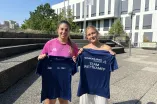 Celine Demirönal und Ilka Pallares Hönmann präsentieren zusammen das Trikot vom Hochschulsport Bochum