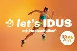 Eine L&auml;uferin in ihrer Bewegung. Im Vordergrund das Logo "let's IDUS adh Hochschullauf"