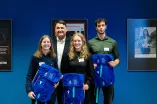 Carina Jadjewski, Laura Heinemann und Constantin Rutsch posieren für ein Gruppenbild der Obleute gemeinsam mit dem Rektor der RUB, Martin Paul, bei der Sportlerehrung 2025.