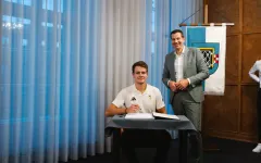 Jasper Angl mit Oberbürgermeister Thomas Eiskirch