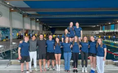 Das RUB-Schwimmteam der DHM 2025 steht vor dem Hallenbecken
