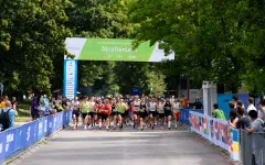 Die Läufer*innen des Straßenlaufs rennen aus dem Startbereich los.