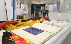 Ein Tisch auf dem eine Deutschlandfahne und weitere Gegenstände mit Sportbezug liegen.