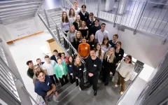 Alle geehrten Studierenden stehen für ein Gruppenbild im Treppenhaus des Stadtarchivs