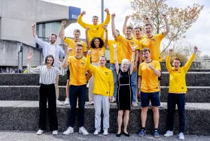 Jubelndes Abschiedsbild der RUB-Athlet*innen, Frau Freitag und HSP-Mitarbeitenden