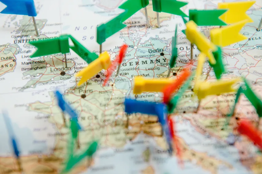 Europakarte mit eingesteckten Fähnchen