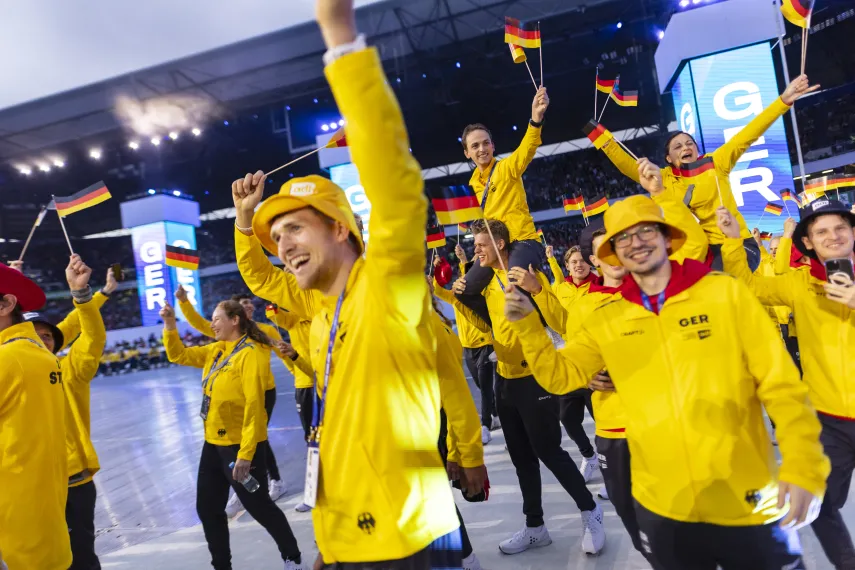 Das deutsche Team läuft bei der Opening Ceremony der World University Games jubelnd in die Arena ein.
