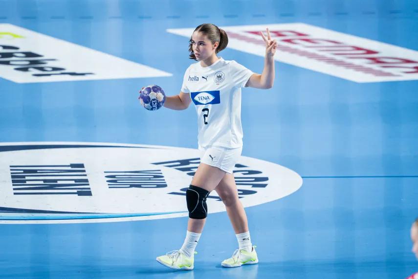 Spitzensportlerin Hannah Gutzeit im Trikot der Handball Nationalmannschaft