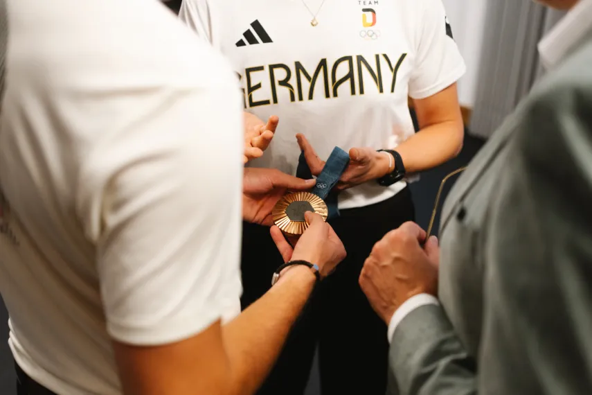 Pia Greiten präsentiert ihre Bronzemedaille von den Olympischen Spielen 2024