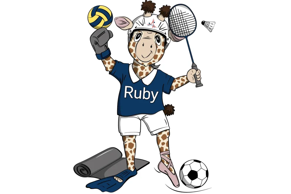 Das Bild zeigt eine stehende Giraffe. Sie hat ein blaues T-Shirt mit dem Aufdruck "Ruby" und eine weiße Hose an. Sie trägt eine Schwimmflosse, einen Balletschuh, einen Boxhandschuh und einen Helm.  Außerdem sind ein Fußball, eine Sportmatte, ein Volleyball und ein Badmintonschläger inklusive Federball abgebildet.