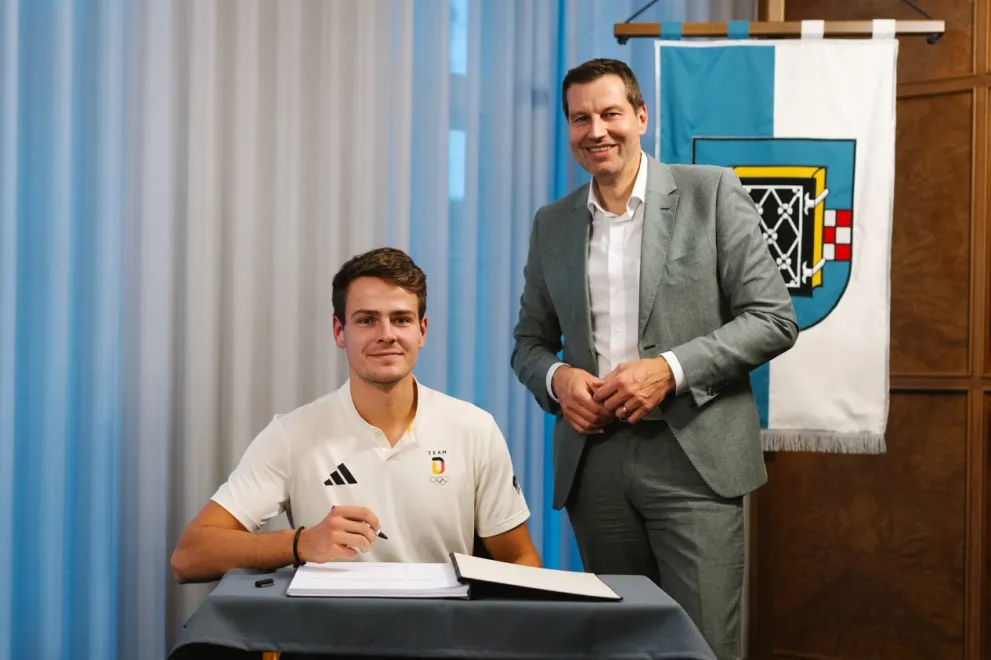 Jasper Angl mit dem Oberbürgermeister Thomas Eiskirch