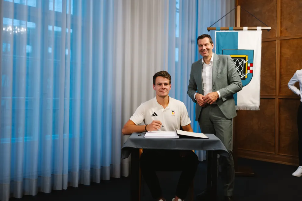 Jasper Angl mit Oberbürgermeister Thomas Eiskirch