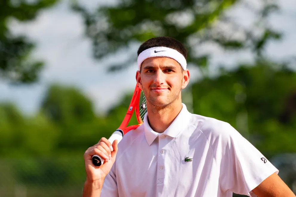 Nino Toto tritt für die Ruhr-Universität im Tennis an, gespielt wird in Essen.