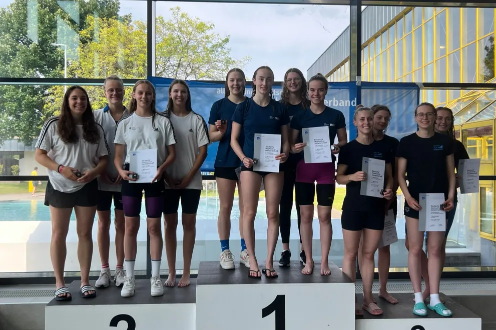 Die 4x100m Lagen Staffel der Frauen steht auf dem Siegerpodest