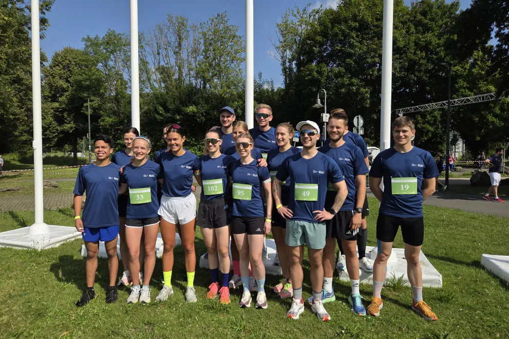 Teambild der RUB-Teilnehmenden auf einer Wiese vorm Kemandersee