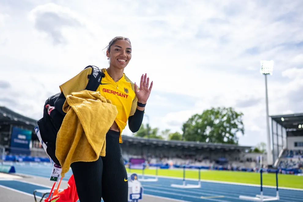 Samira Attermeyer winkt in die Kamera