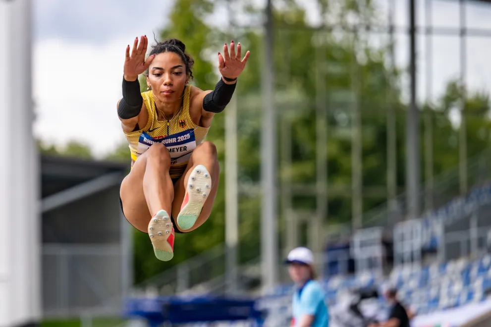 Samira Attermeyer beim Weitsprung (Sprungphase)