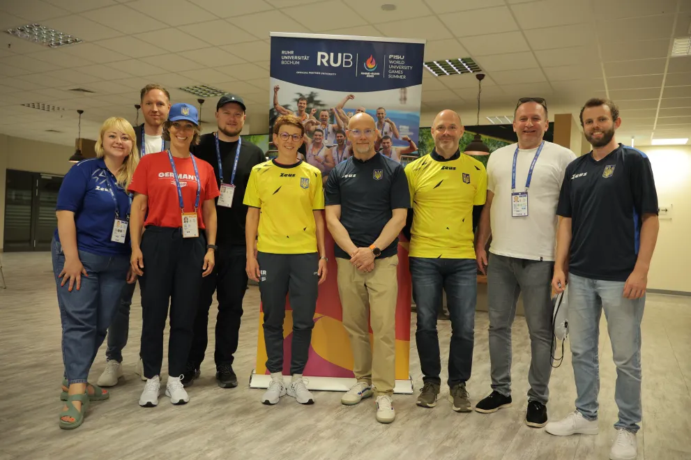 Vetreter vom Hochschulsport Bochum, dem adh und der ukrinischen Delegation posieren zusammen.