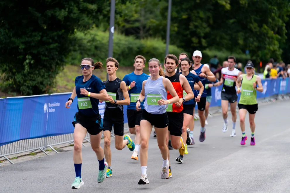 Läuferinnen aus verschiedenen Universitäten rennen gegen die Zeit