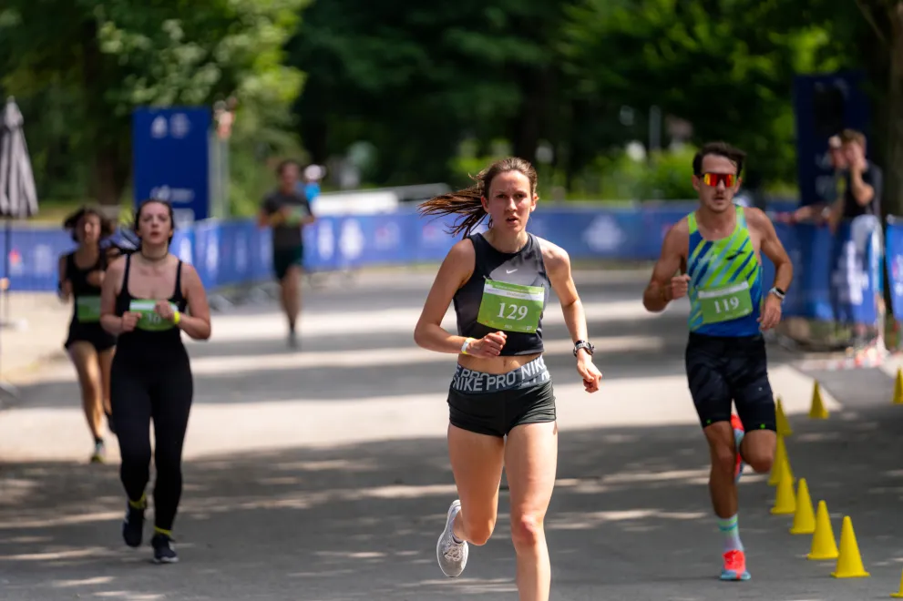 Marie Winse mit fokussiertem Blick Richtung Platz 3