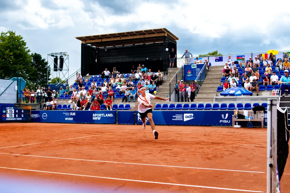 Nino Toto hechtet zum Ball (Tennis)