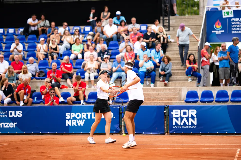 Nino Toto klatscht seine Doppelpartnerin ab