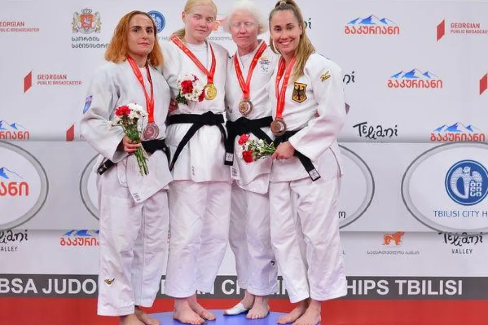 Isabell Thal with the other athletes from 1st to 4th place on the podium