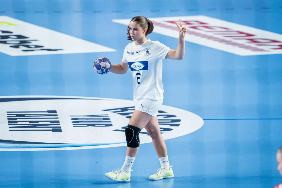 Spitzensportlerin Hannah Gutzeit im Trikot der Handball Nationalmannschaft